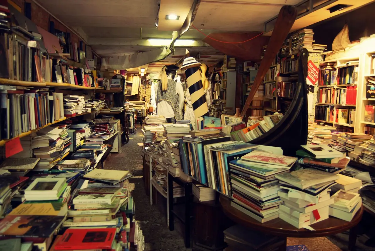 Этим книгам осталось жить считаные дни: кто охотится на очень редкие экземпляры, а затем уничтожает их?