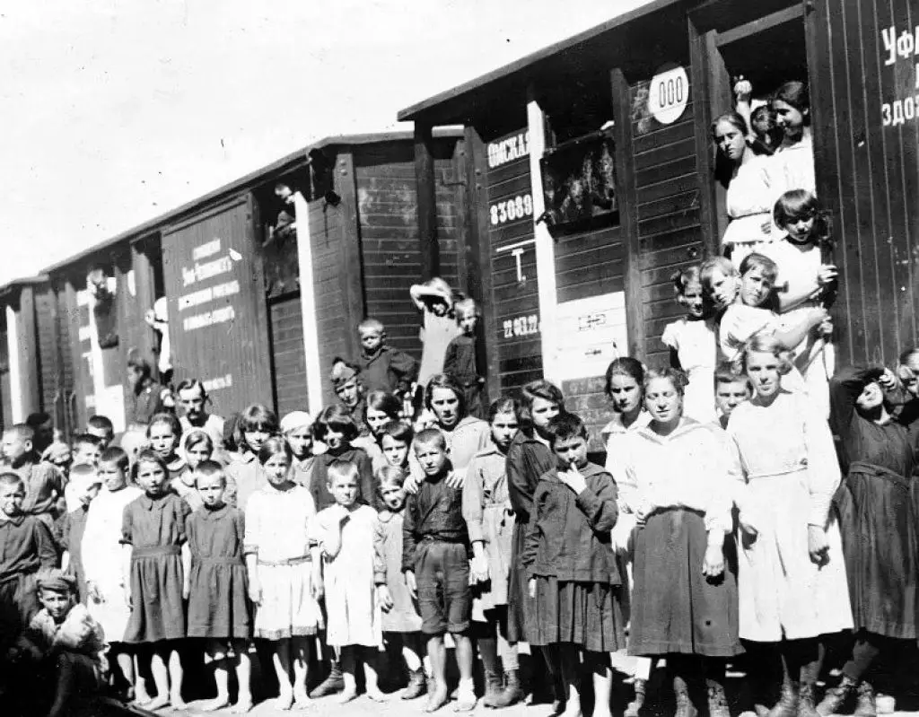 Летние каникулы длиной… в два с половиной года: как 777 российских детей вернулись домой через Сибирь, Америку и Европу